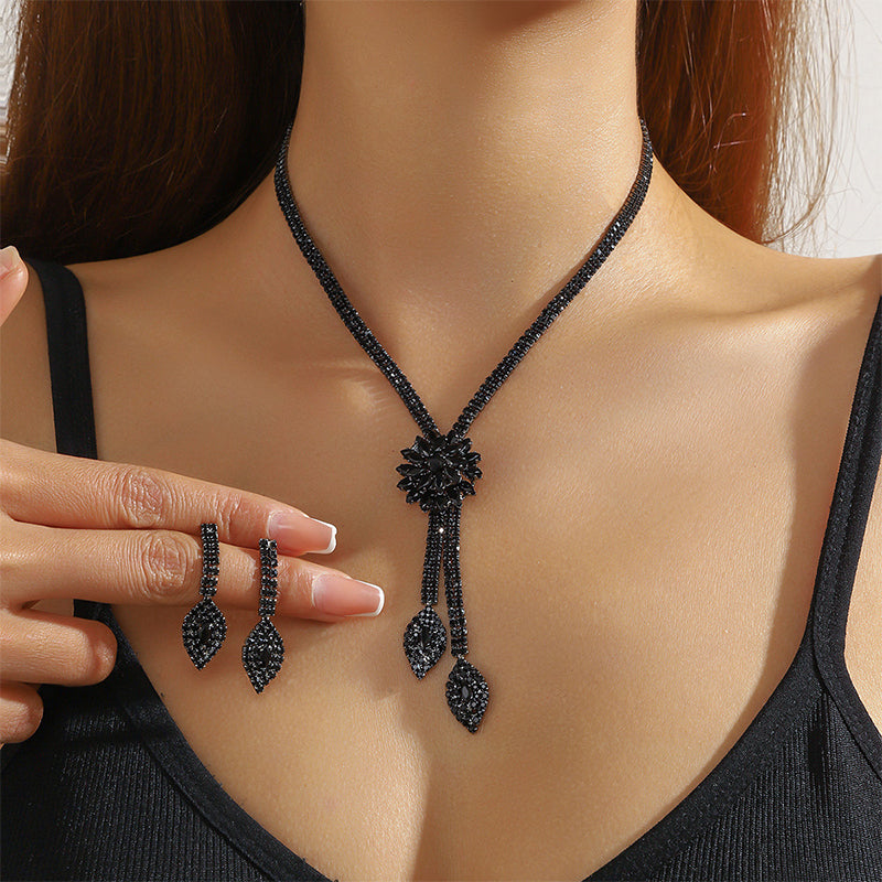🥳2026 HOT SALE🥳💞50K+ SOLD!🌸✨ 50% OFF! Women‘s Zircon Flower Necklace & Earrings Set – Sparkling floral design, lightweight & elegant. Perfect for daily wear or special occasions! 💎🎀