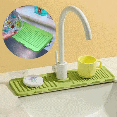 🥳2026 HOT SALE🥳💞50K+ SOLD! 💦🚰 Faucet Splash Guard & Draining Mat – stops water splashing on countertops. 5° slope drains instantly, keeps sink area dry & mould-free. Fits most faucets! 🧼✅