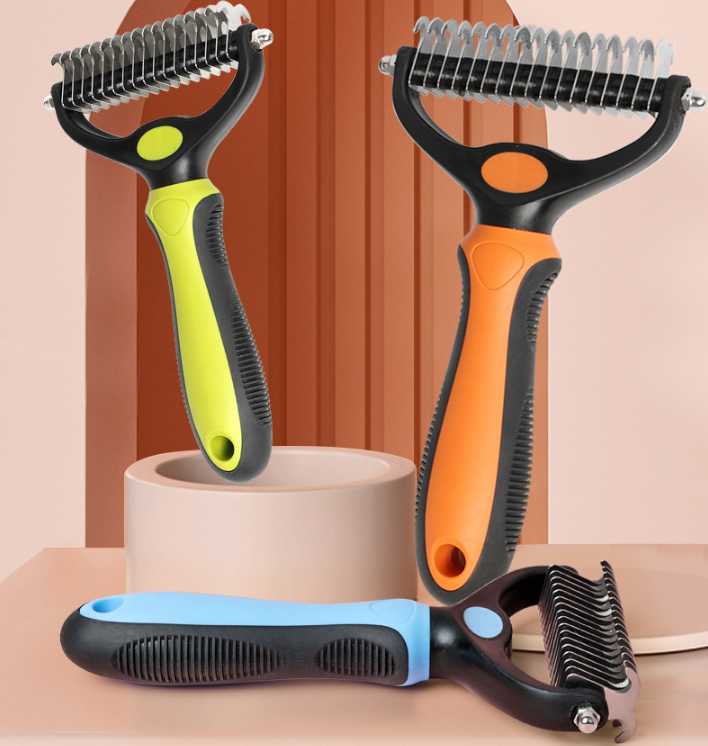 🥳2026 HOT SALE🥳💞50K+ SOLD!🔥💖 50% OFF! Gentle Deshedding Brush for Dogs & Cats – Sharp inner blades cut tangles, rounded tips protect skin. Ergonomic grip, easy to clean. Love the brush, hate the shedding. 🐈🌸