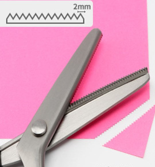 🥳2026 HOT SALE🥳💞50K+ SOLD! ✂️🧵 50% OFF! DIY Serrated Sewing Scissors – Ultra-sharp stainless steel, cuts cleanly to the tip. Ideal for fabric, leather & paper – perfect zigzag edges every time! 🎨✅