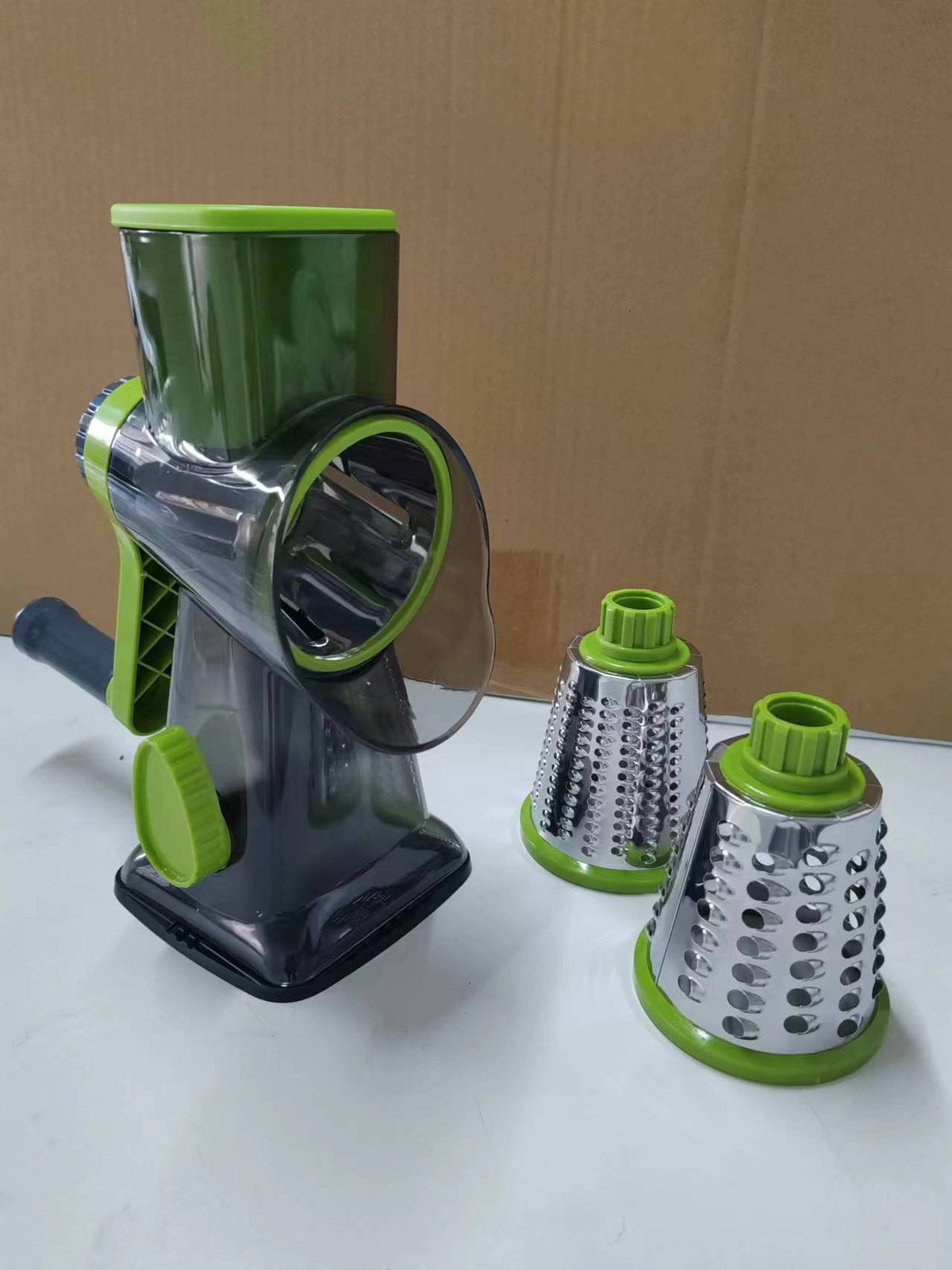 🥳2026 HOT SALE🥳💞50K+ SOLD! 🥕🛡️ BIG DISCOUNT! 3-in-1 Rotary Cheese Grater – safe feeding port prevents cuts, no more bloody fingers! Grates cheese, slices veg & spiralizes in seconds. Perfect for easy, safe home cooking! 🧀✅