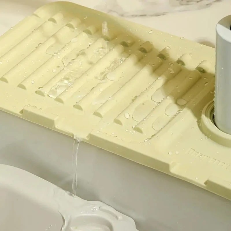 🥳2026 HOT SALE🥳💞50K+ SOLD! 💦🚰 Faucet Splash Guard & Draining Mat – stops water splashing on countertops. 5° slope drains instantly, keeps sink area dry & mould-free. Fits most faucets! 🧼✅