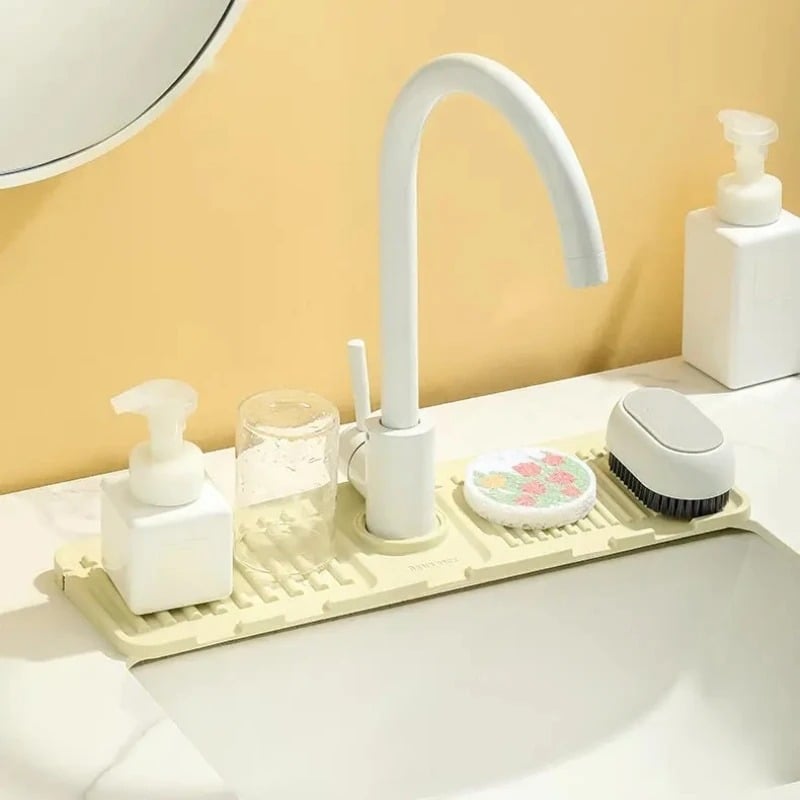 🥳2026 HOT SALE🥳💞50K+ SOLD! 💦🚰 Faucet Splash Guard & Draining Mat – stops water splashing on countertops. 5° slope drains instantly, keeps sink area dry & mould-free. Fits most faucets! 🧼✅