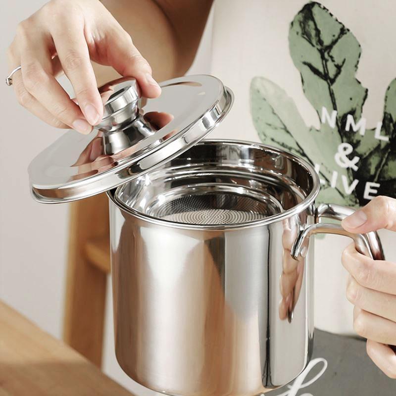🥳2026 HOT SALE🥳💞50K+ SOLD!🍳🧴 50% OFF! Oil Filter Pot – 304 stainless steel, fine mesh filter. Stores & reuses frying oil. Dust‑proof lid, drip‑free pour. A kitchen must! 🛡️✨