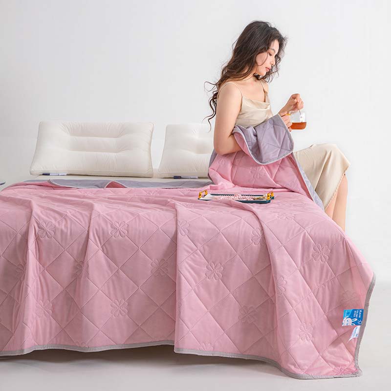 🥳2026 HOT SALE🥳💞50K+ SOLD!🛏️❄️ 50% OFF! Cooling Comforter – Dual‑sided, Q‑Max≥0.4 fabric. One side cools, one side breathes. Sleep sweat‑free! 🌙✨