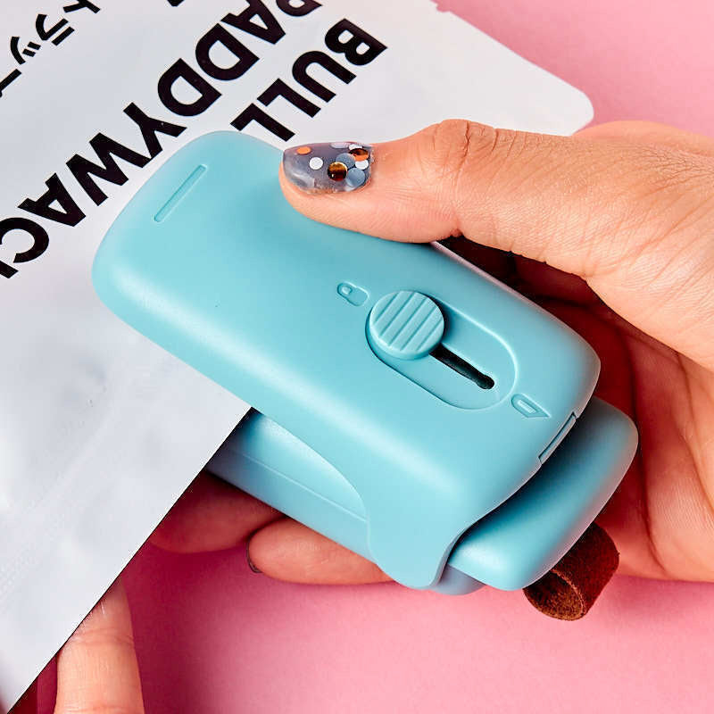 🥳2026 HOT SALE🥳💞50K+ SOLD! 🏠✨ 50% OFF! Mini Chip Bag Sealer – 2-in-1 seal & cut, 10s fast heat, USB rechargeable, magnetic back. Keeps snacks fresh & crispy! 🛡️💪