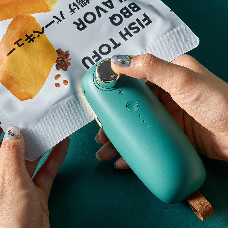 🥳2026 HOT SALE🥳💞50K+ SOLD! 🏠✨ 50% OFF! Mini Chip Bag Sealer – 2-in-1 seal & cut, 10s fast heat, USB rechargeable, magnetic back. Keeps snacks fresh & crispy! 🛡️💪
