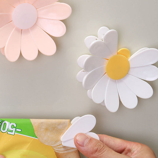 🥳2026 HOT SALE🥳💞50K+ SOLD!💥🌸🔥 Buy 1 Get 1 FREE! 50K+ SOLD – Magnetic Daisy Sealing Clip – 5 petal clips in one flower. Strong magnet sticks to fridge. Seals bags, holds notes. A blooming kitchen helper. 💐✨