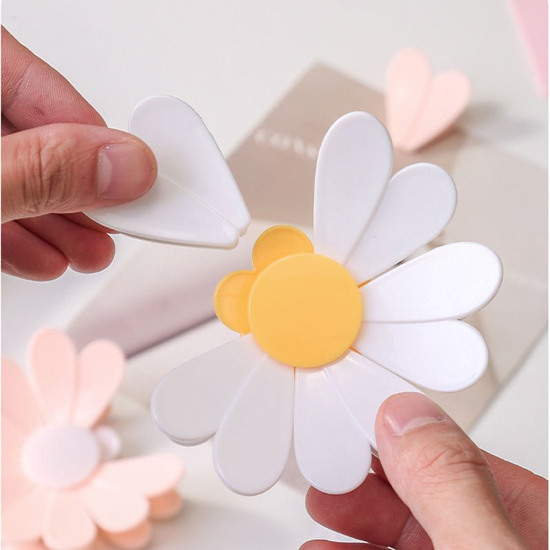 🥳2026 HOT SALE🥳💞50K+ SOLD!💥🌸🔥 Buy 1 Get 1 FREE! 50K+ SOLD – Magnetic Daisy Sealing Clip – 5 petal clips in one flower. Strong magnet sticks to fridge. Seals bags, holds notes. A blooming kitchen helper. 💐✨