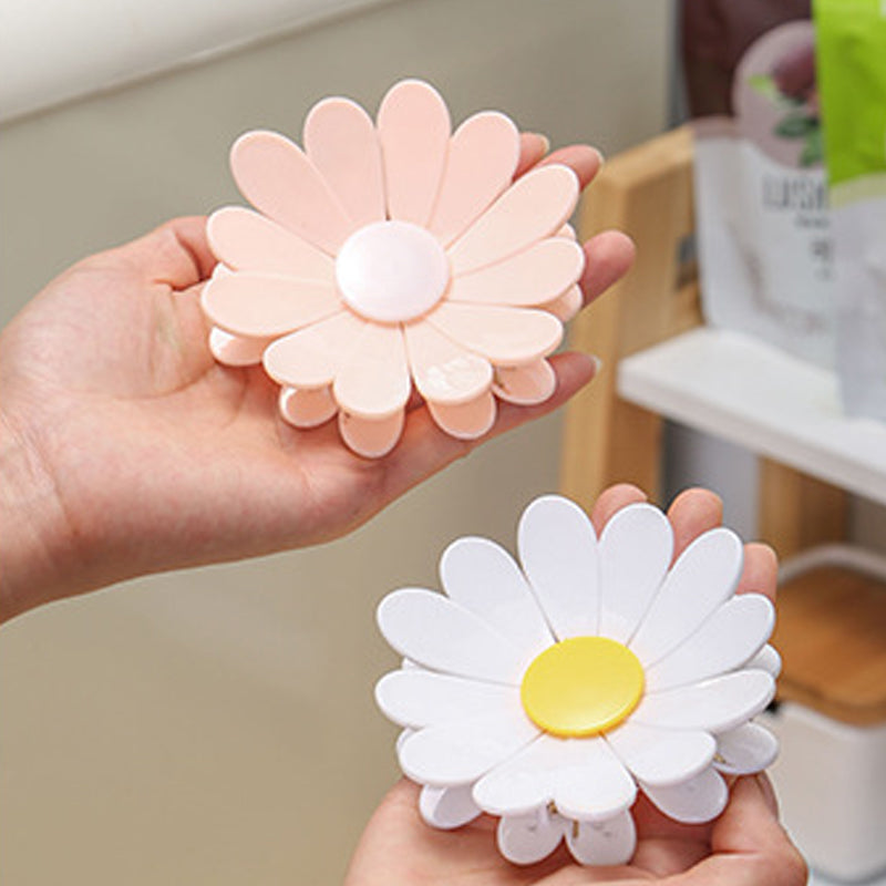 🥳2026 HOT SALE🥳💞50K+ SOLD!💥🌸🔥 Buy 1 Get 1 FREE! 50K+ SOLD – Magnetic Daisy Sealing Clip – 5 petal clips in one flower. Strong magnet sticks to fridge. Seals bags, holds notes. A blooming kitchen helper. 💐✨