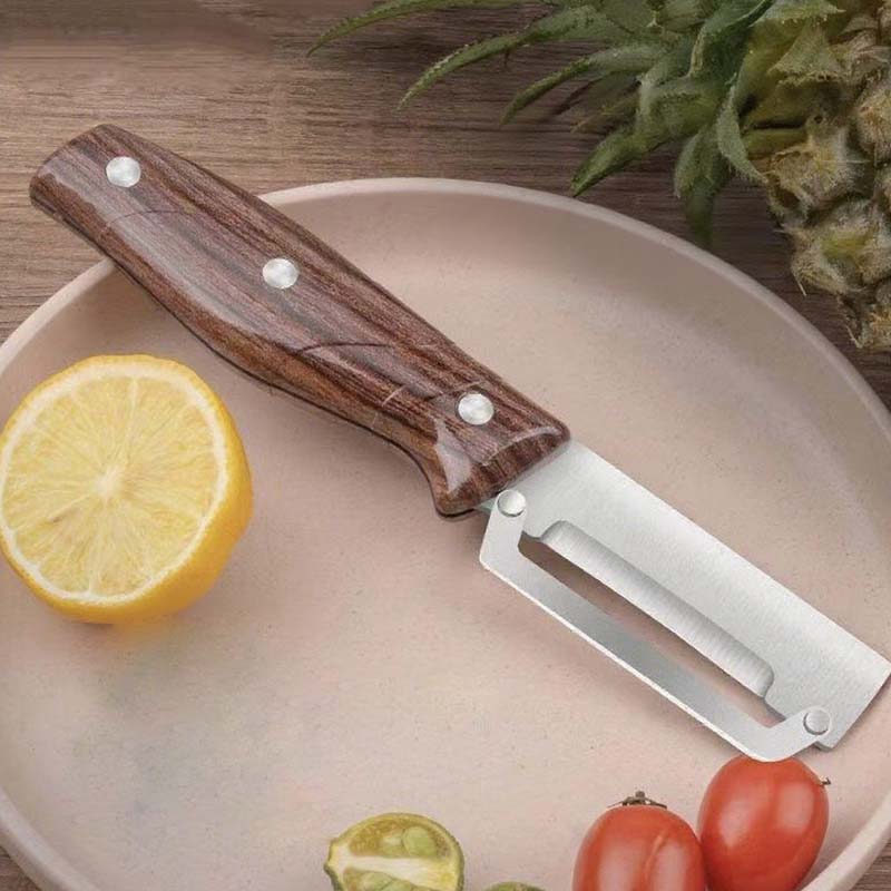 🥳2026 HOT SALE🥳💞50K+ SOLD!🪵🍾 50% OFF! Kitchen Peeler with Wooden Handle – Sharp stainless steel, minimal fruit waste. Doubles as a bottle opener. Easy on hands, great for seniors. 👵🛡️