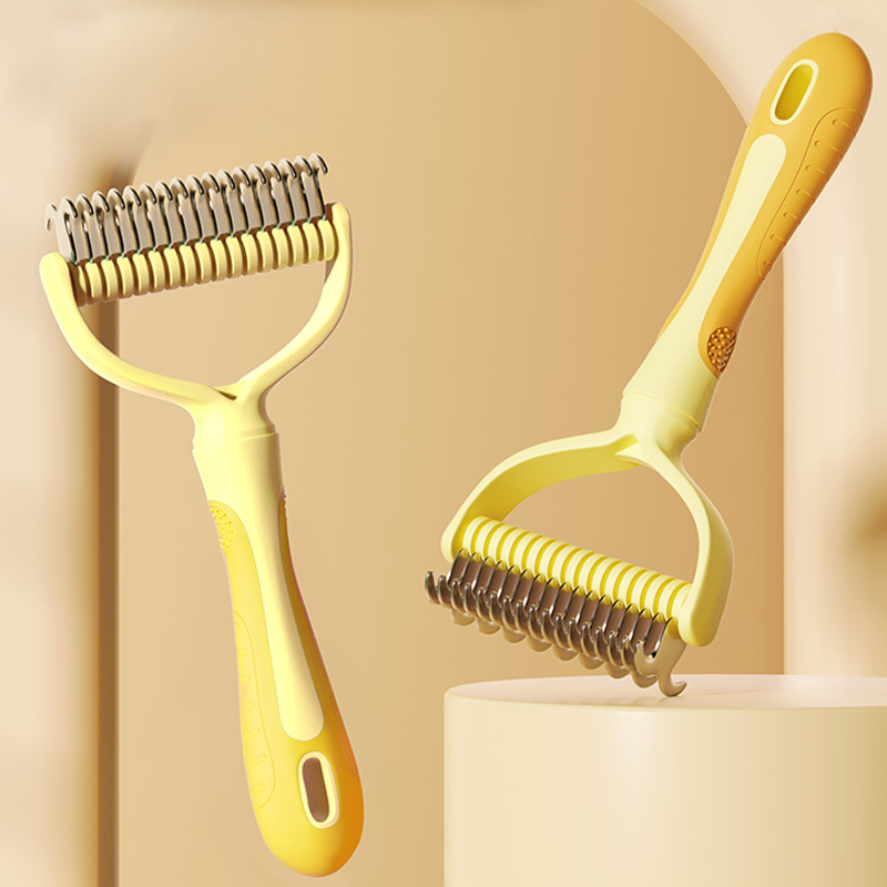 🥳2026 HOT SALE🥳💞50K+ SOLD!🐕💨50% OFF! Dual-Sided Pet Grooming Rake – 9-tooth for mats, 17-tooth for shedding. Skin-safe rounded teeth, ergonomic grip. Less mess, more cuddles. ✨🧡