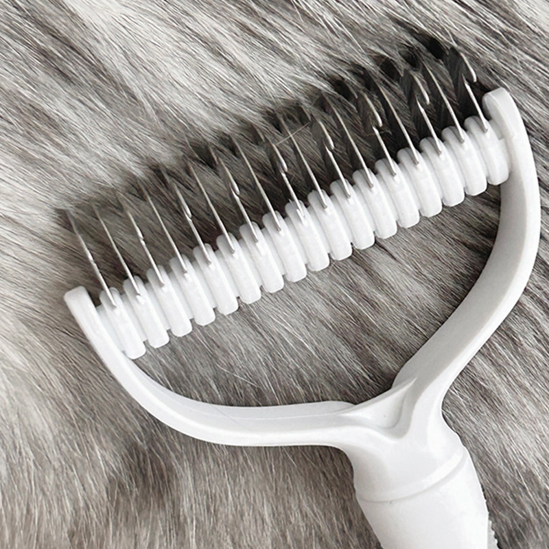 🥳2026 HOT SALE🥳💞50K+ SOLD!🐕💨50% OFF! Dual-Sided Pet Grooming Rake – 9-tooth for mats, 17-tooth for shedding. Skin-safe rounded teeth, ergonomic grip. Less mess, more cuddles. ✨🧡