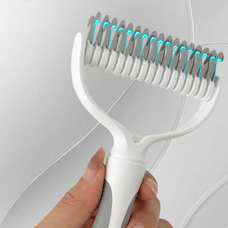 🥳2026 HOT SALE🥳💞50K+ SOLD!🐕💨50% OFF! Dual-Sided Pet Grooming Rake – 9-tooth for mats, 17-tooth for shedding. Skin-safe rounded teeth, ergonomic grip. Less mess, more cuddles. ✨🧡