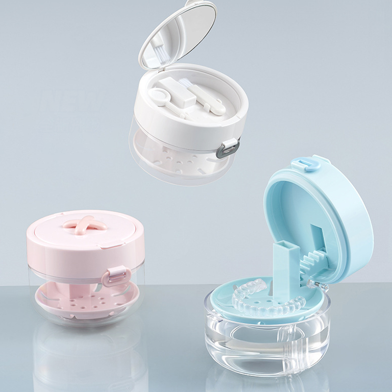 🥳2026 HOT SALE🥳💞50K+ SOLD! 🦷✨ 50% OFF! All-in-One Retainer Storage Case – Cleans, stores & holds tools – soaking bath, mirror & brush included. Leak-proof seal, compact design – keep your retainer safe anywhere! 🧼💪