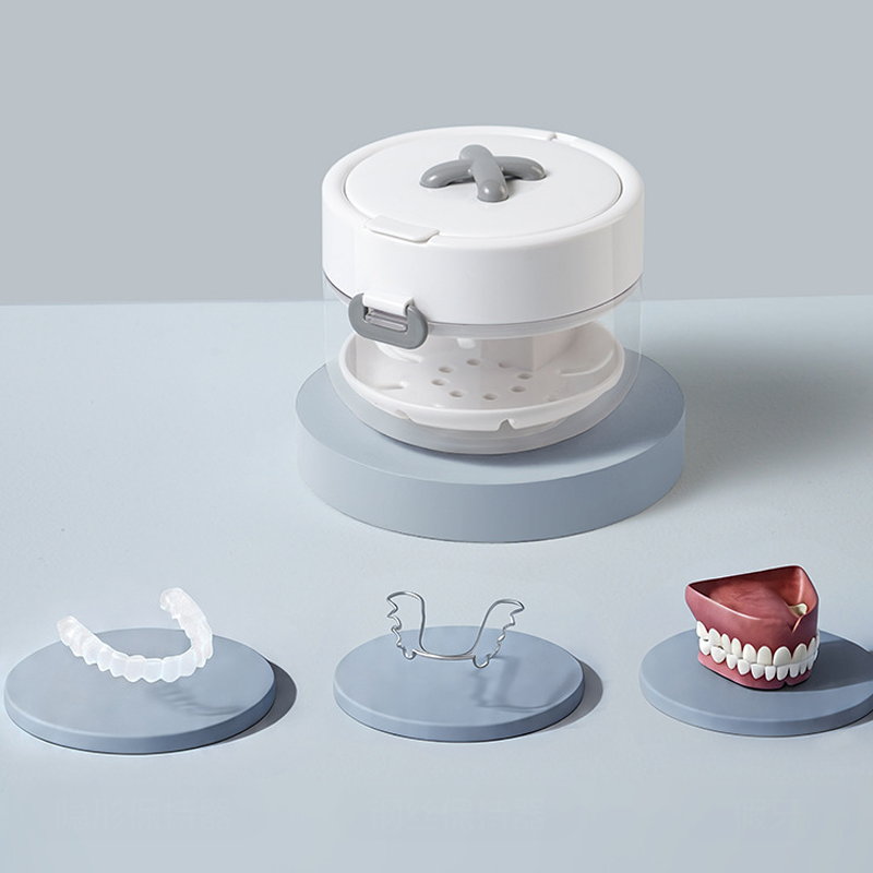 🥳2026 HOT SALE🥳💞50K+ SOLD! 🦷✨ 50% OFF! All-in-One Retainer Storage Case – Cleans, stores & holds tools – soaking bath, mirror & brush included. Leak-proof seal, compact design – keep your retainer safe anywhere! 🧼💪