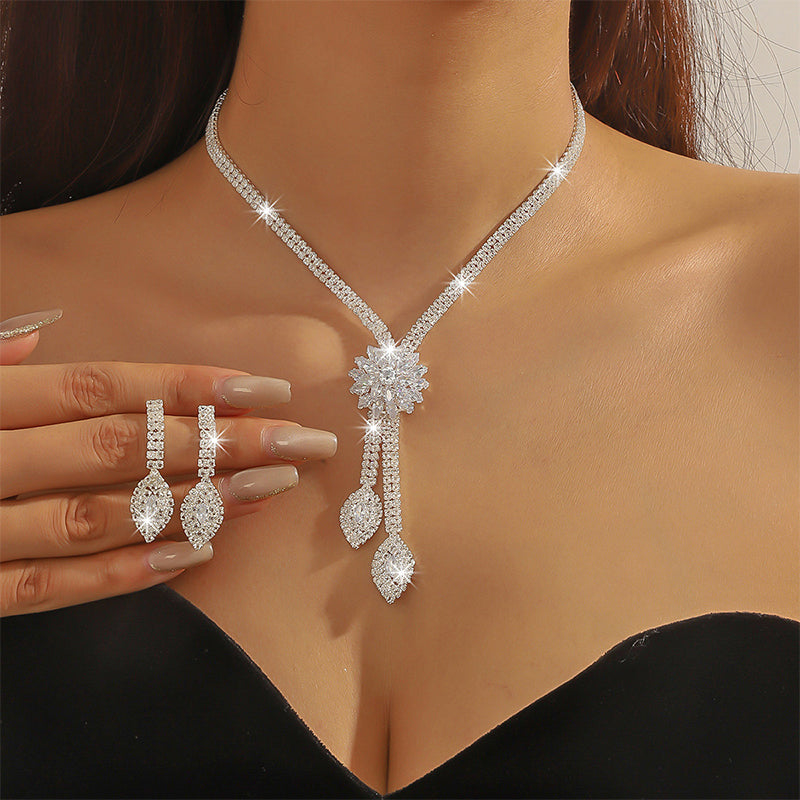 🥳2026 HOT SALE🥳💞50K+ SOLD!🌸✨ 50% OFF! Women‘s Zircon Flower Necklace & Earrings Set – Sparkling floral design, lightweight & elegant. Perfect for daily wear or special occasions! 💎🎀