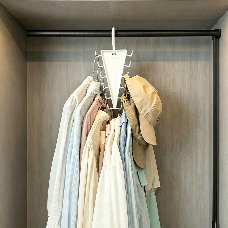 🥳2026 HOT SALE🥳💞50K+ SOLD! 🧣🧢 50% OFF! Triangle Closet Organizer – V-shaped design hangs belts, scarves & ties neatly on both sides. 360° rotating hook – grab what you need without rummaging. Perfect for small wardrobes! 🏠✨