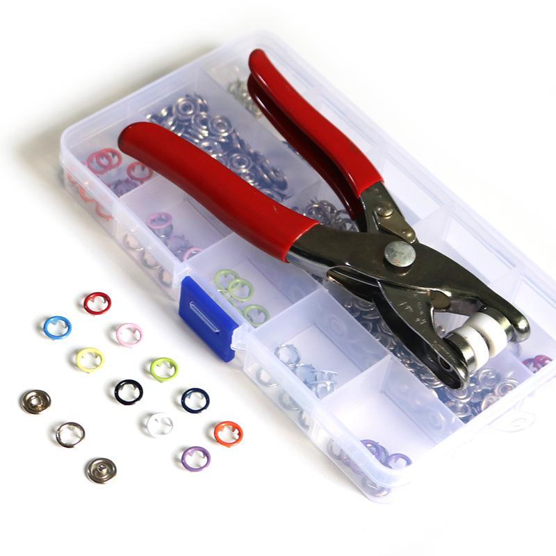 🥳2026 HOT SALE🥳💞50K+ SOLD! 🧵🛡️ 50% OFF! Rust‑Proof Snap Kit – copper snaps resist rust & fading, even in sunlight. 9.5mm size fits most DIY projects – shirts, knitwear, hats & pet clothes. A reliable tool that lasts! 🏠✨