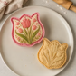 🥳2026 HOT SALE🥳💞50K+ SOLD! 🥧🌸 Floral Pie Press Mold – deep-cut sunflower design presses crisp details, easy release & reusable. Create beautiful mini pies for brunch, parties & gifts! 🛡️💚
