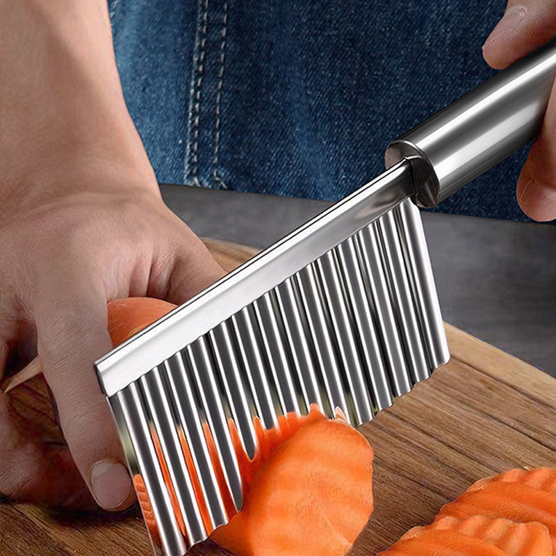 🥳2026 HOT SALE🥳💞50K+ SOLD! 🥔🔪 50% OFF! Stainless Steel Crinkle Cut Knife – effortlessly makes wavy fries & decorative veggie slices. Fun textures kids love & rust-resistant! 🛡️✅