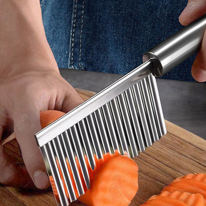🥳2026 HOT SALE🥳💞50K+ SOLD! 🥔🔪 50% OFF! Stainless Steel Crinkle Cut Knife – effortlessly makes wavy fries & decorative veggie slices. Fun textures kids love & rust-resistant! 🛡️✅