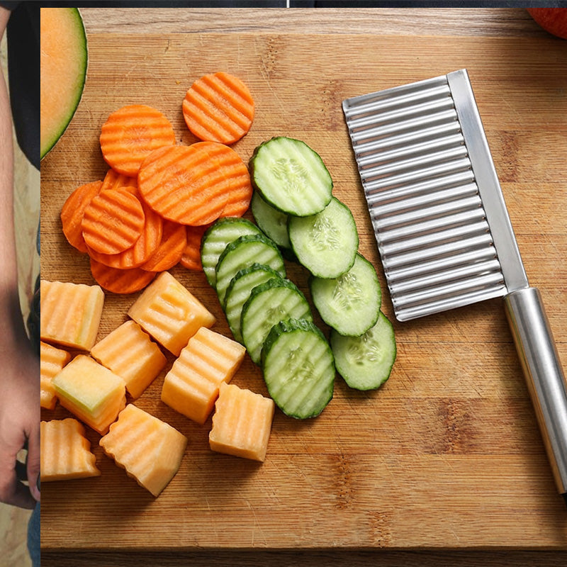 🥳2026 HOT SALE🥳💞50K+ SOLD! 🥔🔪 50% OFF! Stainless Steel Crinkle Cut Knife – effortlessly makes wavy fries & decorative veggie slices. Fun textures kids love & rust-resistant! 🛡️✅